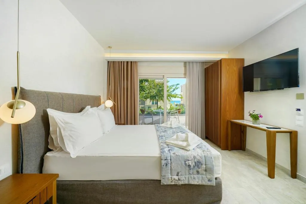Tiara Holidays - Iliorama Seaside Luxury Suites & Apartments - Junior Suite - bedroom